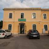 L'arteria punta dritto verso la stazione ferroviaria del rione, sede dell'affascinante "cimitero dei rotabili"...